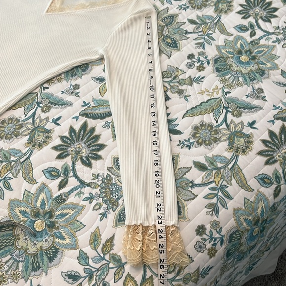 Gimmicks top, white/ivory w/ lace, size L. - Picture 9 of 10